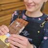 mlecna cokolada tabulka coko orisky liskove orechy drcene kousky darek obdarovani poteseni svacinka doplneni energie skvela chutna oriskova cokoladovna janek