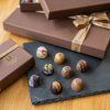 elegantni krabicka pralinky hneda krabice box specialni pralinky halva vanilkovy krem nugatova mlecna horka bila cokoladovna janek