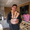 cokoladova tycinka crunchy sladka mlecna cokolada napln arasid liskovy orech nugat kosticky baleni svacina cokoladovna janek
